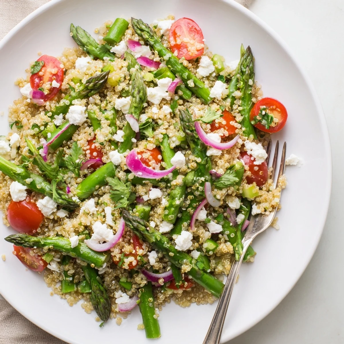 Frischer Frühlings-Bohnen-Salat mit Quinoa, zarten Spargelstücken und zitrusartigem Dressing.