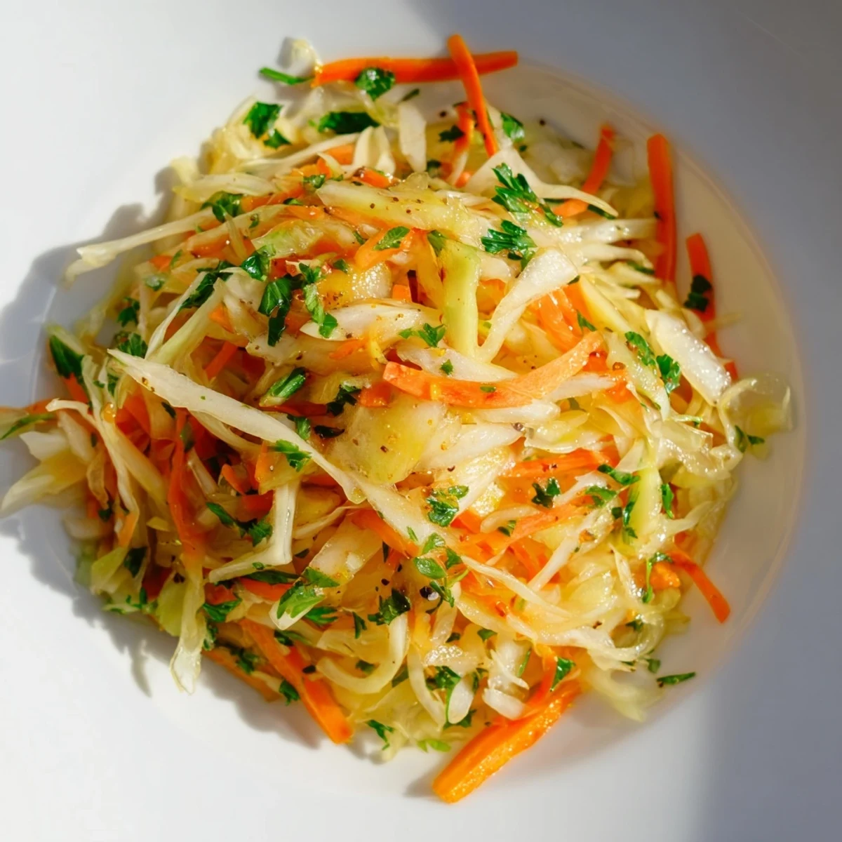 Kühle Sauerkraut-Salat mit Äpfeln und Karotten, erfrischend und knackig.