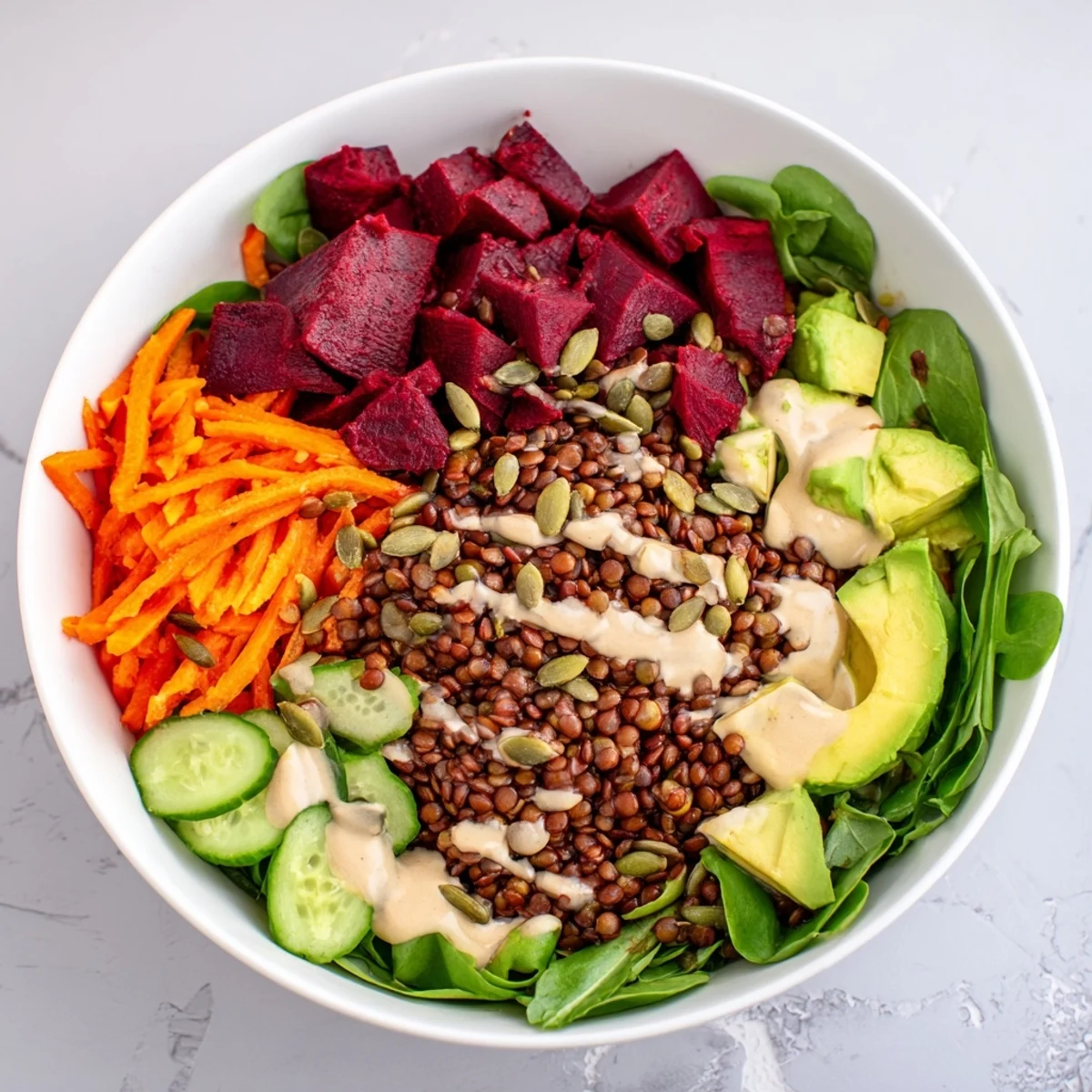 Lentil and Beetroot Power Bowl mit bunten, gerösteten Rüben und cremigem Tahini-Dressing.
